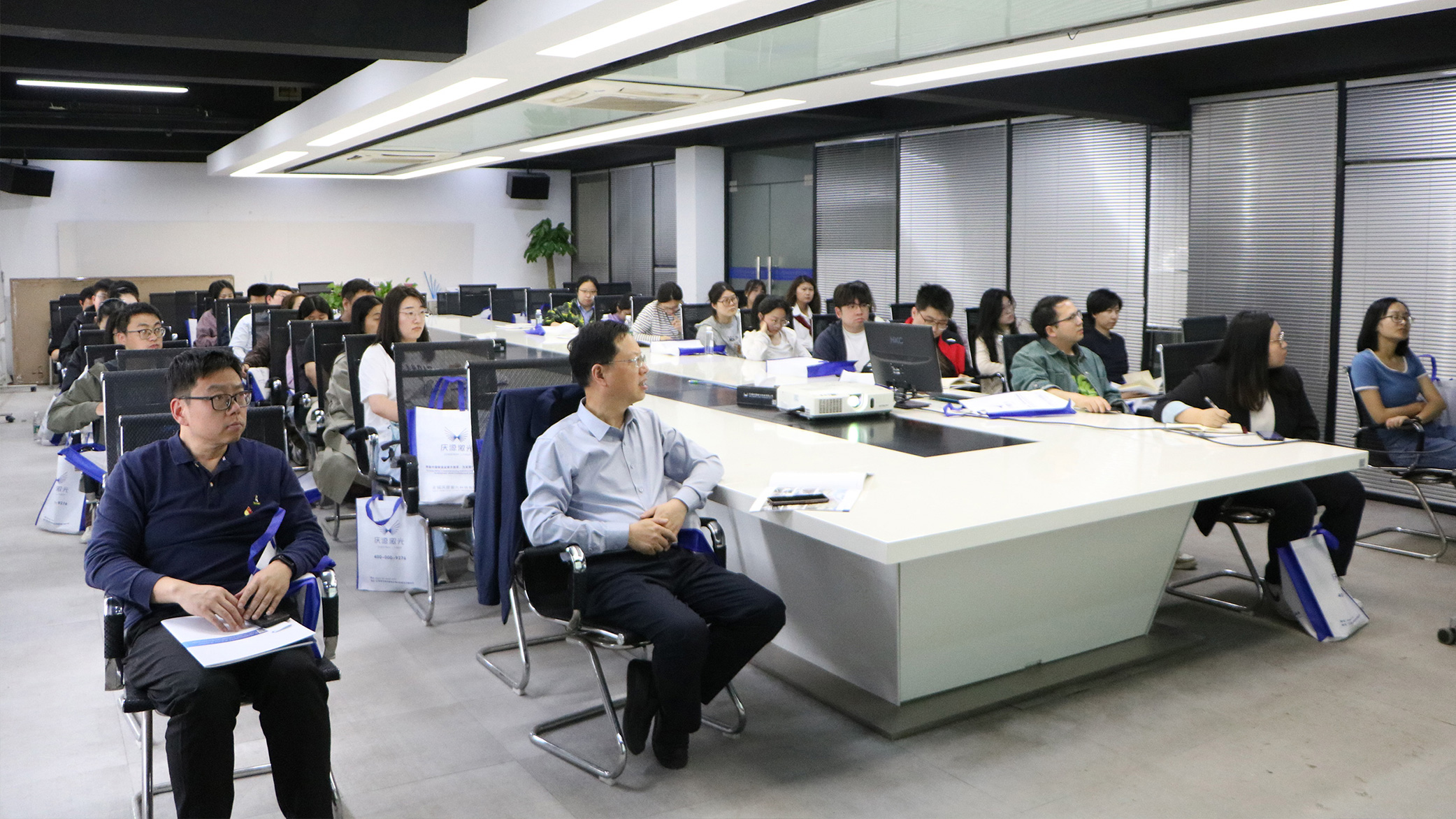 自規局邀慶源激光創始人 分享奮斗經歷 青年干部汲取榜樣力量